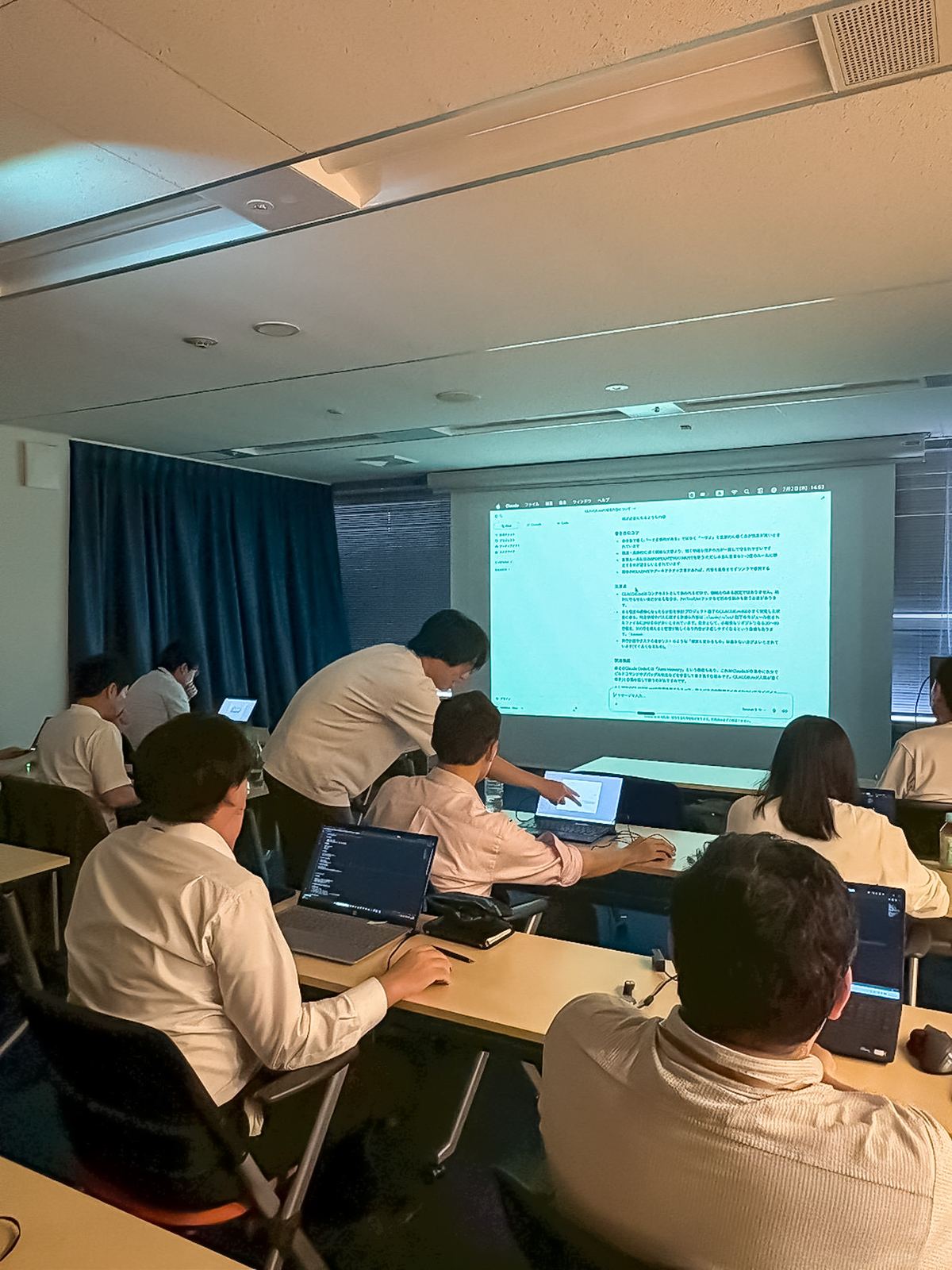 第2回実践編でスクリーンの内容を解説する様子