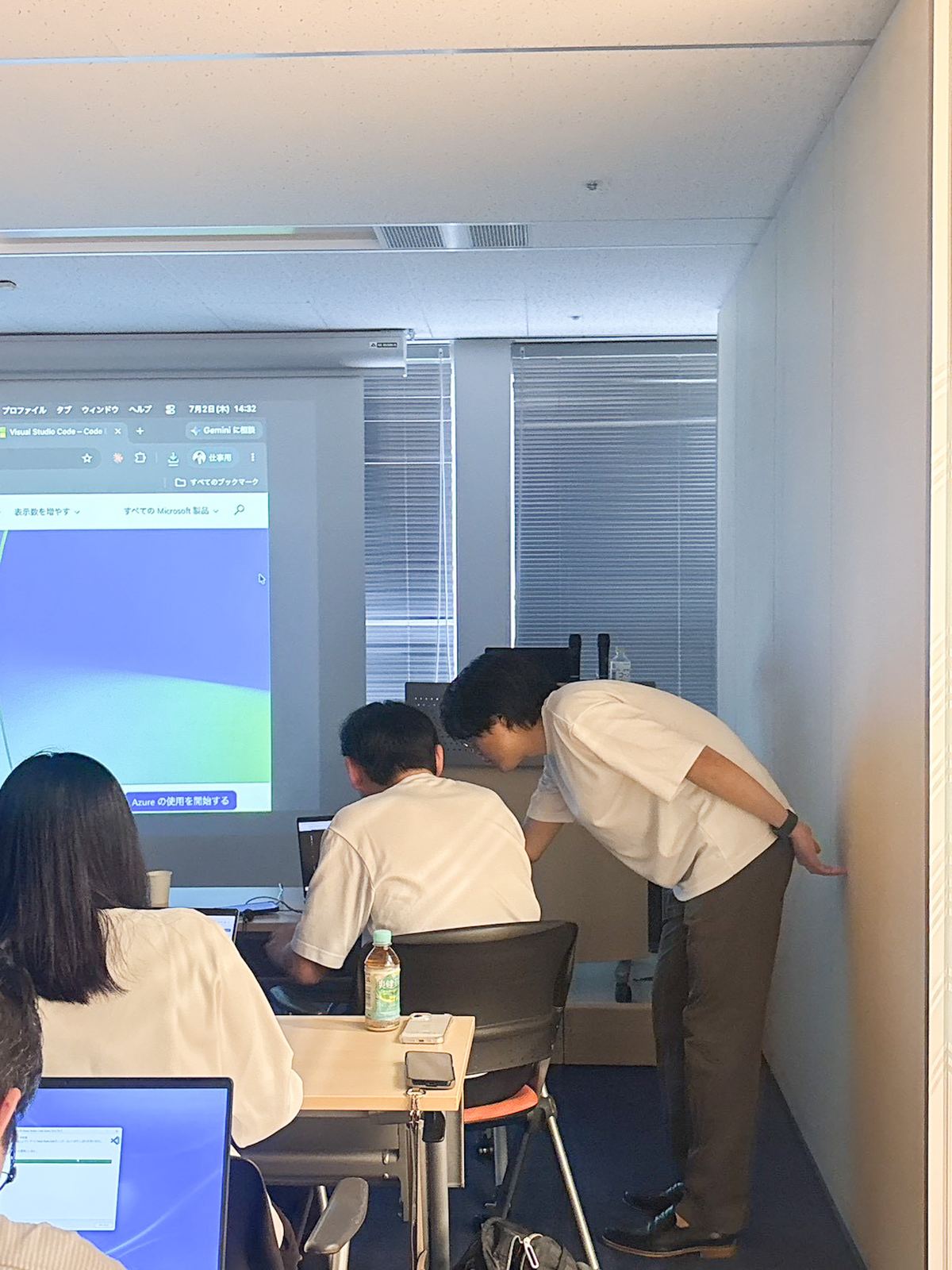 参加者の環境設定を個別にサポートする様子