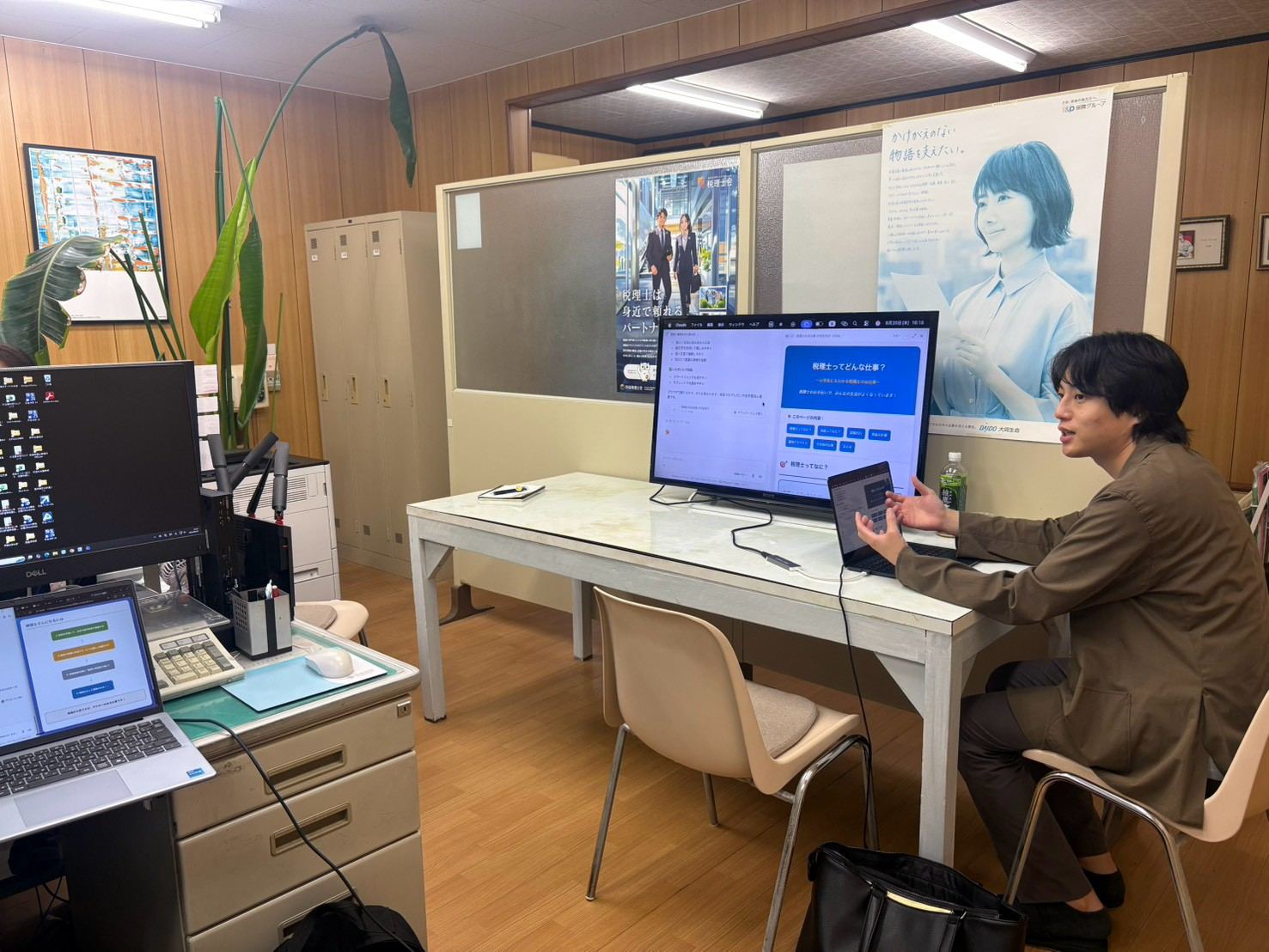 Claudeの実際の画面を投影しながらデモを行う様子